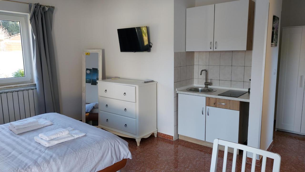 Soline Ada Apartment Pjescana Uvala Exterior photo