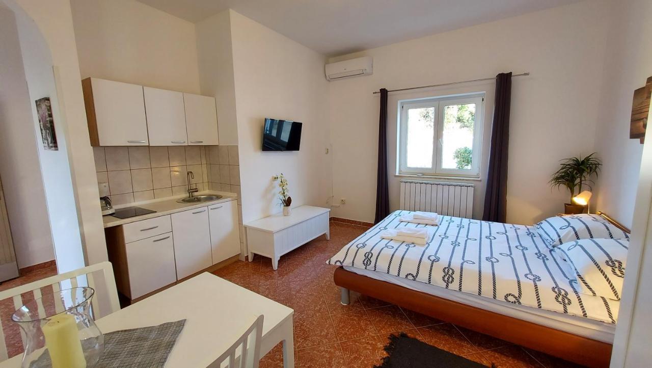 Soline Ada Apartment Pjescana Uvala Exterior photo